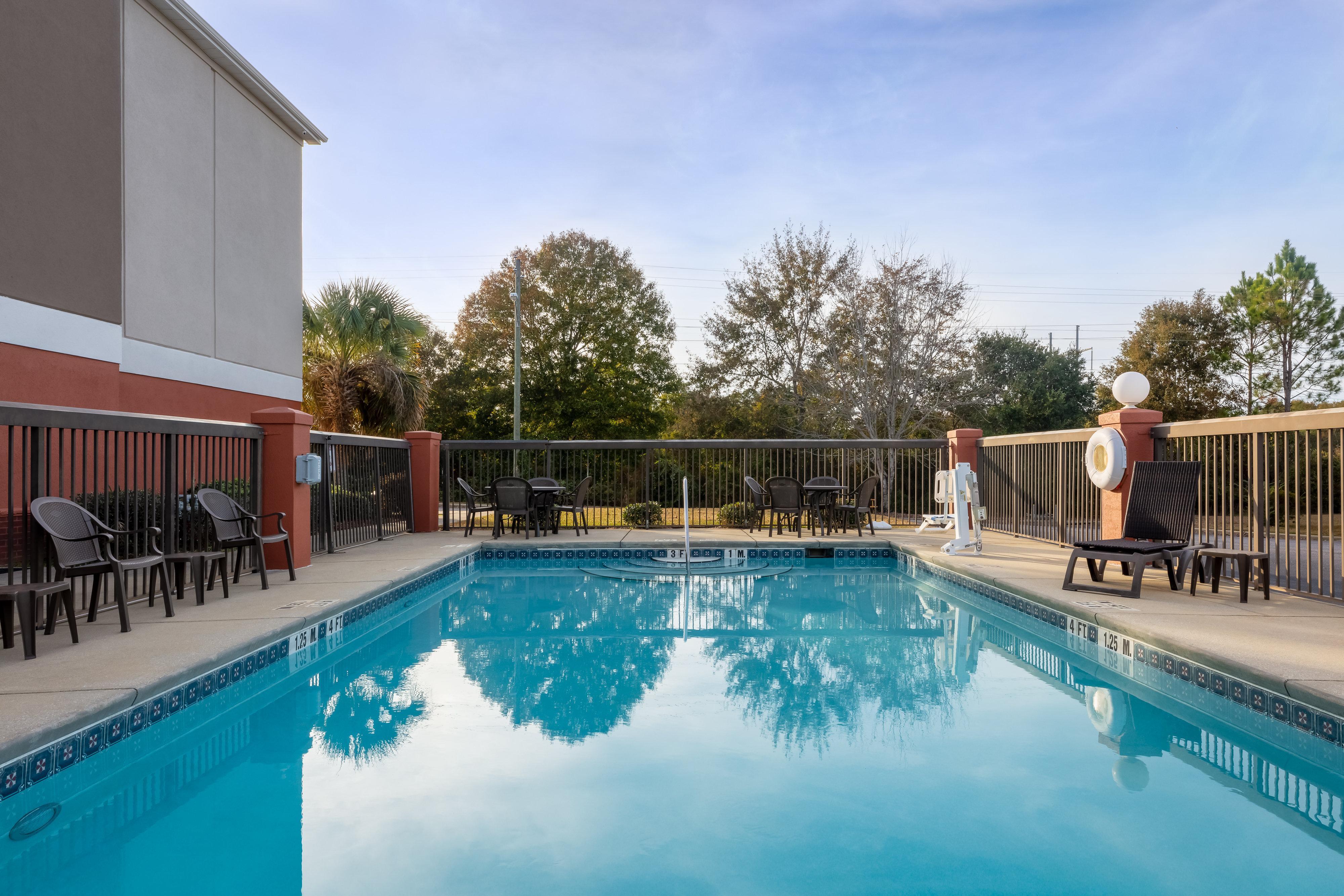 Holiday Inn Express & Suites Milton East I-10 By Ihg Exterior photo