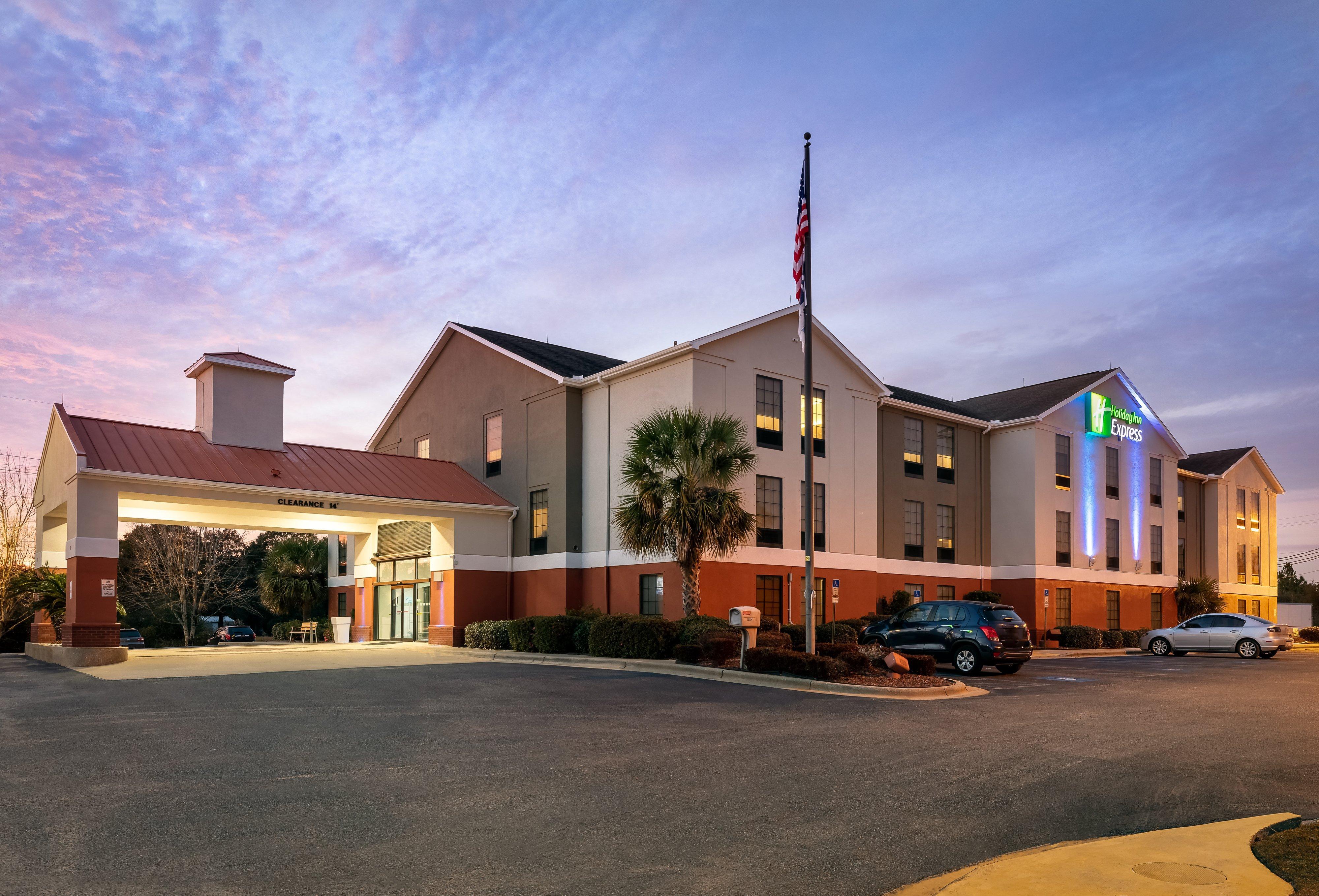 Holiday Inn Express & Suites Milton East I-10 By Ihg Exterior photo